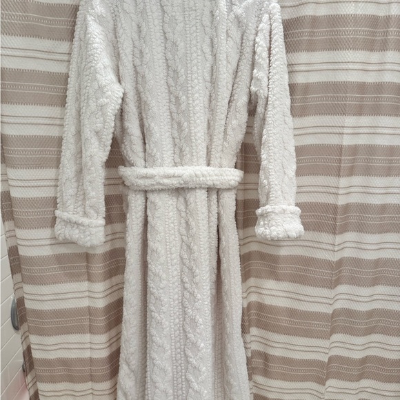 Cozy White Textured Robe - Picture 2 of 3